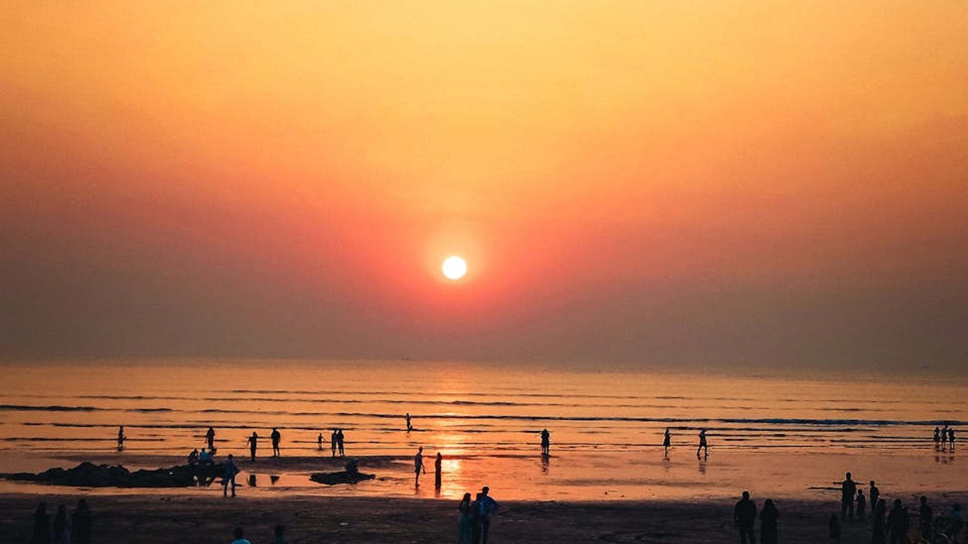 Calm natural landscape at sunrise, symbolizing a peaceful start.